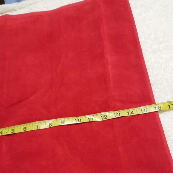 Elegant Red and White Bath Towels - Picture 10 of 13